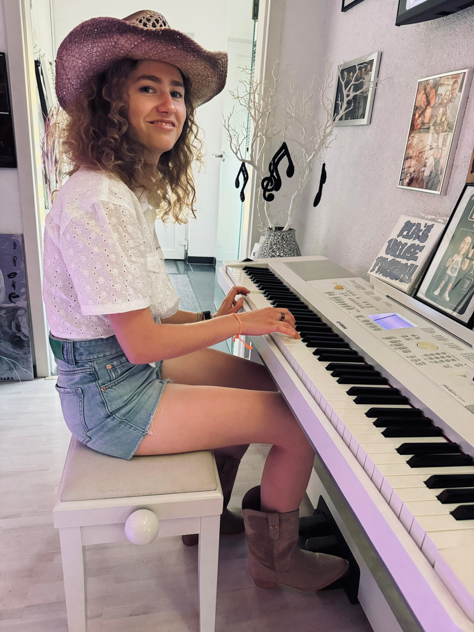 Amy spielt Gitarre – Nahaufnahme