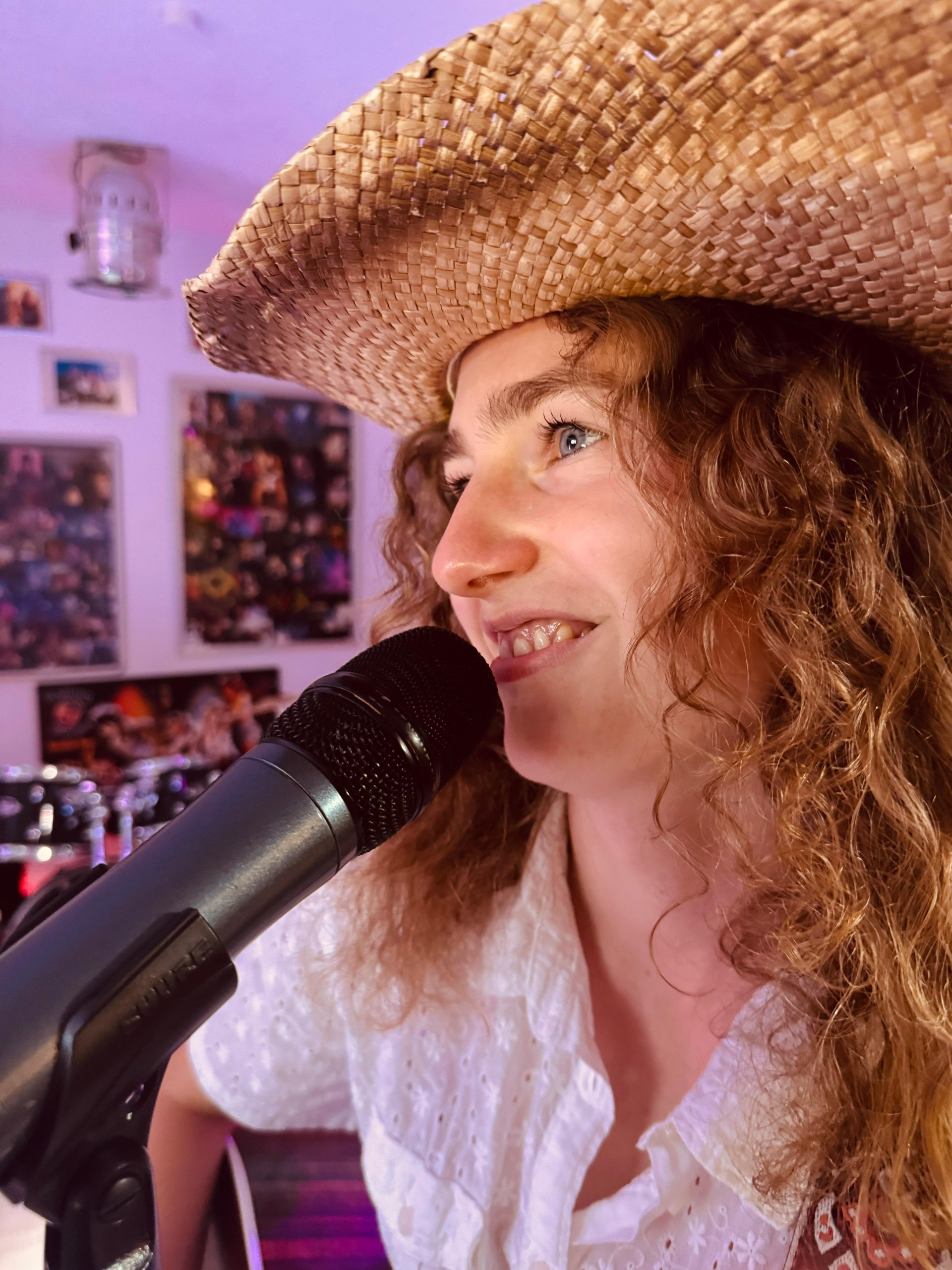 Amy singt und spielt Gitarre im Studio