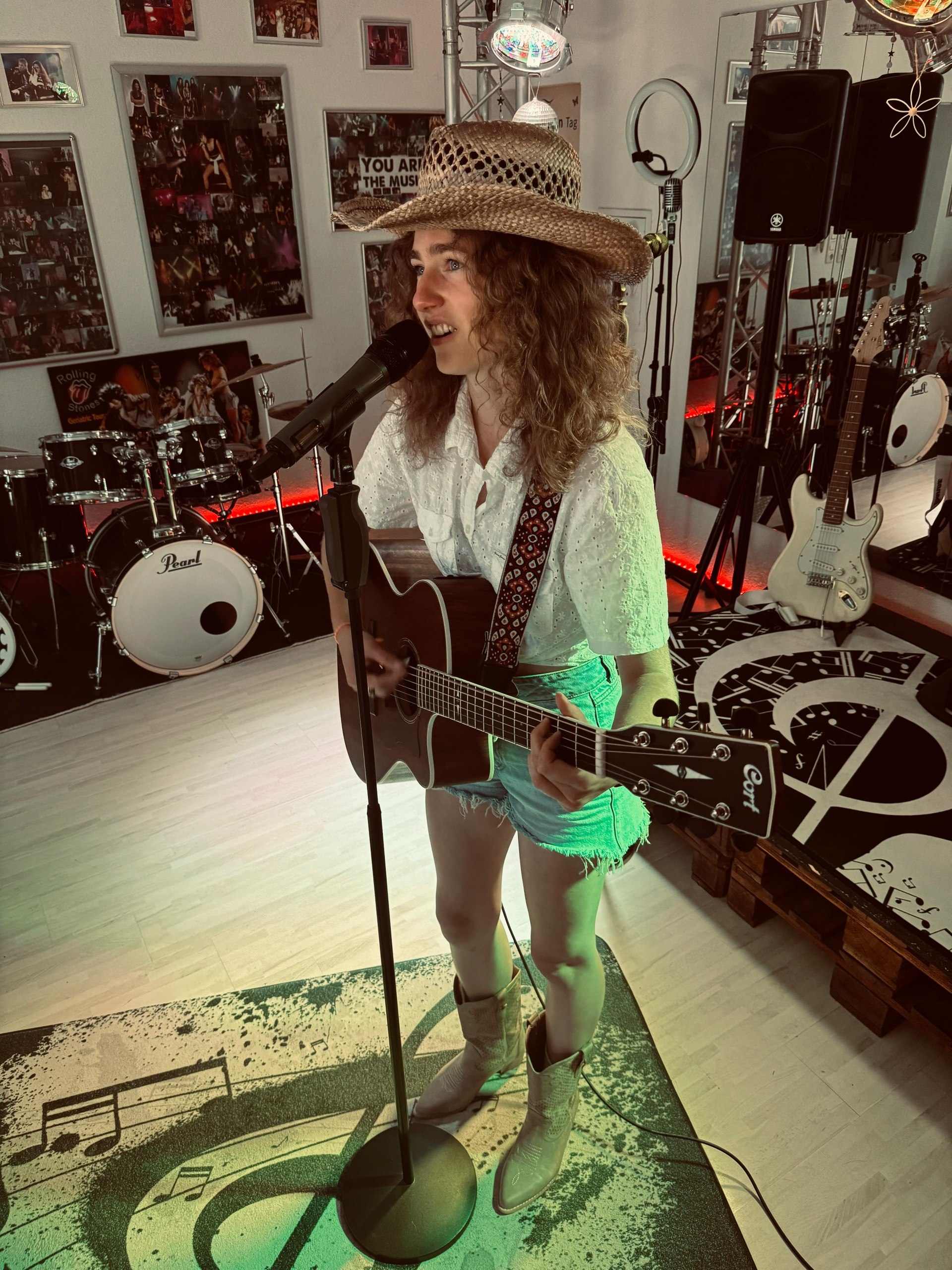 Amy spielt Klavier