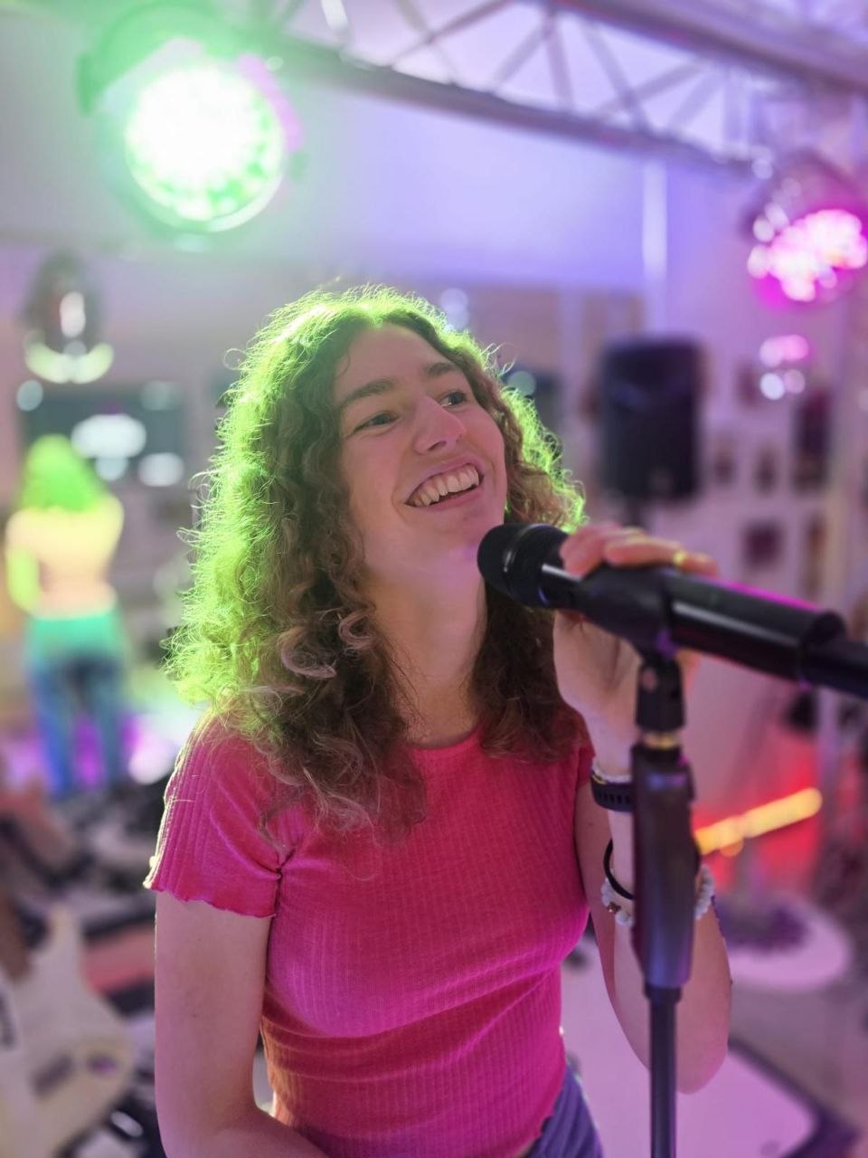 Amy singt auf der Bühne