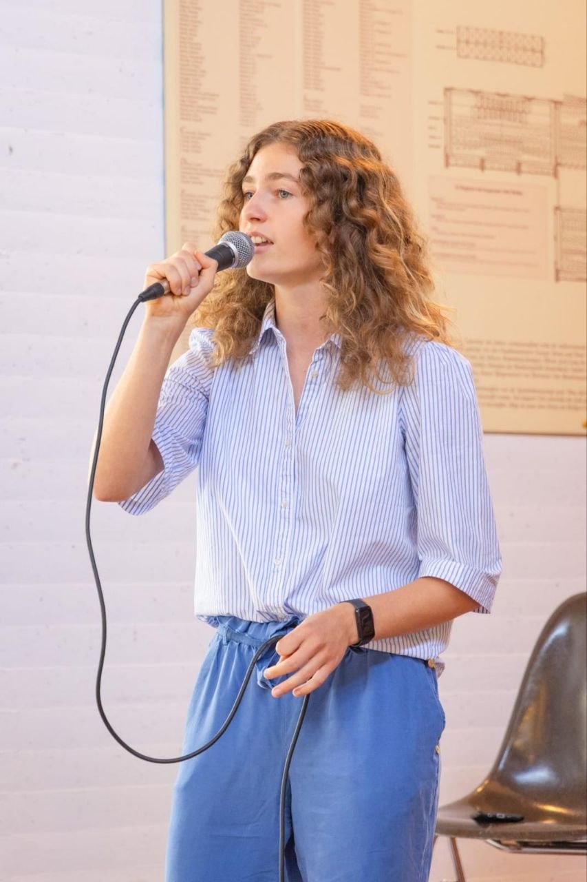 Amy singt im blau-weißen Outfit